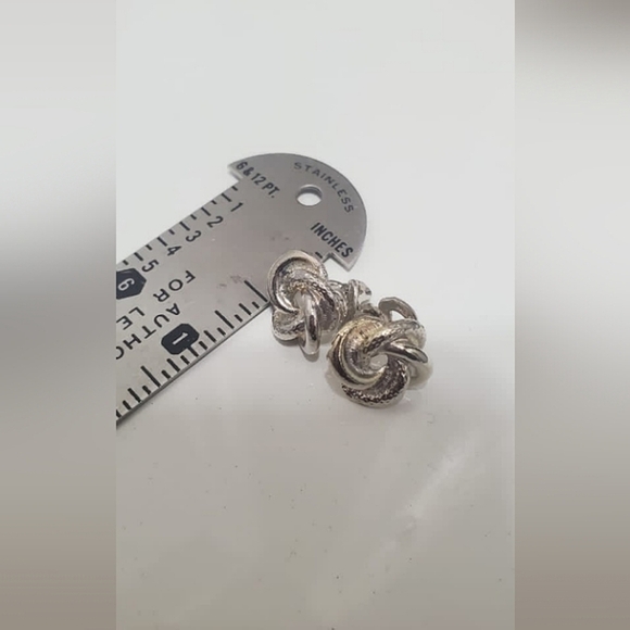 Twisted Rope Silver Tone Stud Earrings. 🌴 - Picture 2 of 4